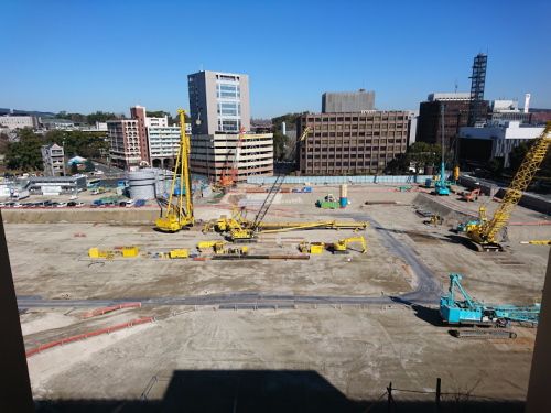 パスート辛島公園から見た熊本交通センター跡地と熊本城天守閣