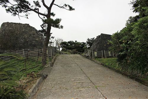 浦添城と舜天とは～浦添ようどれ　源為朝が沖縄に逃れたと言う伝承や察度も