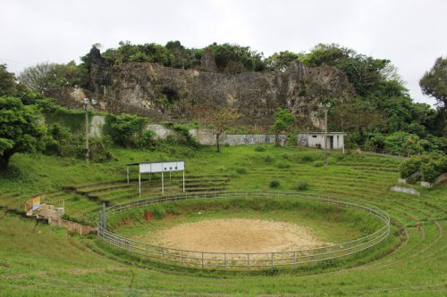 安慶名城の安慶名大川按司と知花城の越来賢雄(鬼大城の墓)