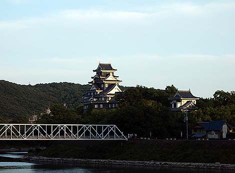 見事に4重6階の天守閣が外観復元されております「岡山城」（岡山市）