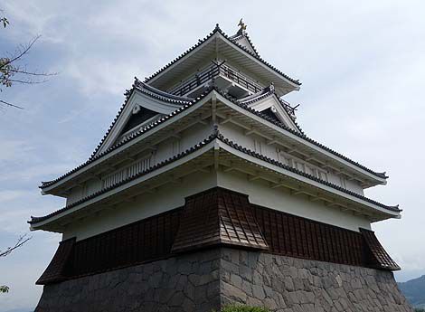 別名「月岡城」と言われる模擬天守閣「上山城 郷土資料館」（山形上山市）