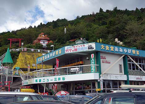 まるでここは遊園地廃墟？しかしまだまだ現役営業中です♪「筑波山ガマランド・ガマ洞窟」（茨城つくば市）