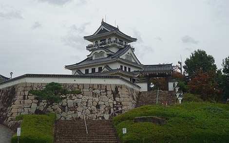 すいませんニセ城ではなくて模擬城でした「お城山展望台 河原城」（鳥取市）