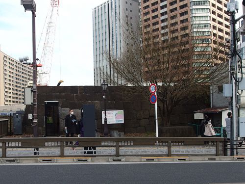 旧牛込御門跡（牛込見附跡） - 1636年に阿波徳島藩の藩主・蜂須賀忠英によって築かれた、江戸城三十六見附のひとつ