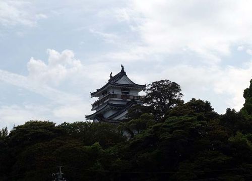 城下町を見下ろす平山城「杵築城」（大分杵築）模擬天守