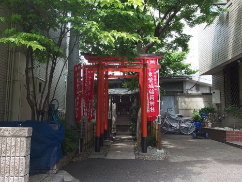 千束繁城稲荷神社 - 千束の住宅街の中に佇む小祠