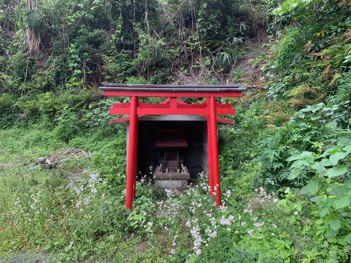 稲荷神社（港北区大豆戸町） - 篠原城跡横の駐車場に鎮座する小祠