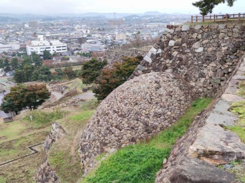 日本100名城第63番 羽柴秀吉の兵糧攻めの舞台の城で珍しい石垣「天球丸巻石垣」が有名「鳥取城（とっとりじょう）」！スタンプ設置場所や所要時間、見どころをご紹介！