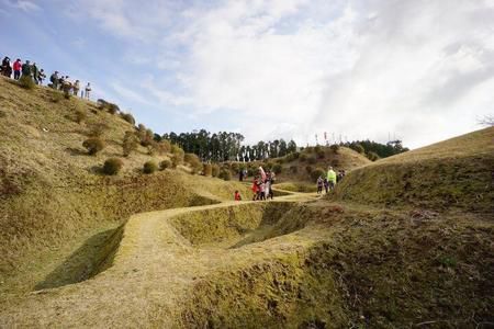 山中城の畝堀・障子堀に入りにいく！　vol.3　障子堀から見上げた西の丸と西櫓はすごい迫力だった！