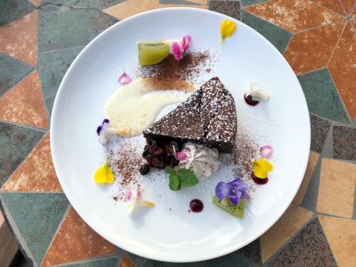 【ティファニーミュージアム別館&cafe】花と海の絶景を楽しみながら、おいしいスイーツをいただけるカフェ｜伊豆・城ケ崎