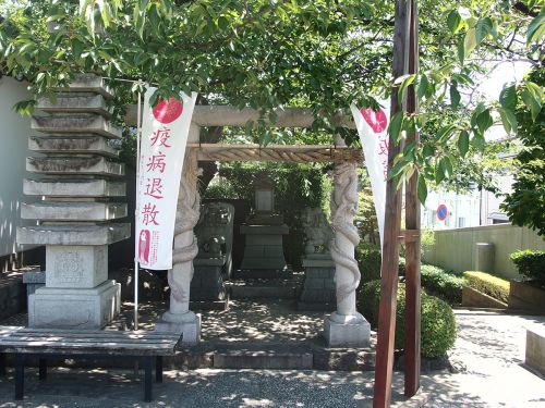 横浜三嶋大明神（横浜市磯子区磯子） - 平子氏の城館跡地にあるお寺の境内に祀られている三島社