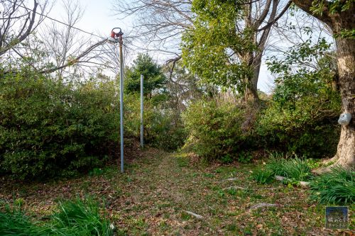 亀山城 [2/2] 顕彰碑や慰霊塔が建ち並ぶ主郭へ。