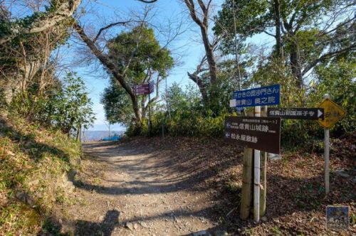 信貴山城 [2/4] 松永屋敷・立入屋敷があった広大な削平地群へ。