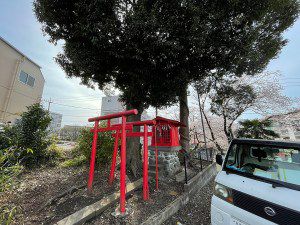 稲荷大明神（稲城市平尾3） - 平尾の住宅街の中に佇む小祠