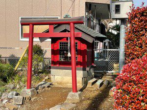 稲荷社（稲城市平尾2） - 平尾谷戸の住宅街に鎮座する小祠
