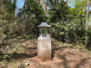 小沢城址稲荷祠（川崎市多摩区菅仙谷） - 小沢城址に祀られている小祠