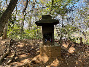 小沢城址浅間神社（川崎市多摩区菅仙谷） - 小沢城址の峰に築かれた富士講の跡