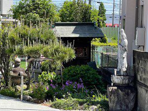稲荷社（稲城市大丸） - 南多摩の住宅街の中に佇む小祠