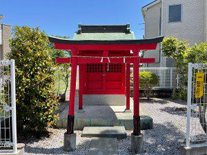 稲荷神社（稲城市東長沼） - 多摩川沿いの住宅街の中に佇むお稲荷さま
