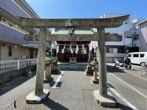 稲荷神社（稲城市矢野口829） - 駐車場の脇に鎮座するお稲荷さま